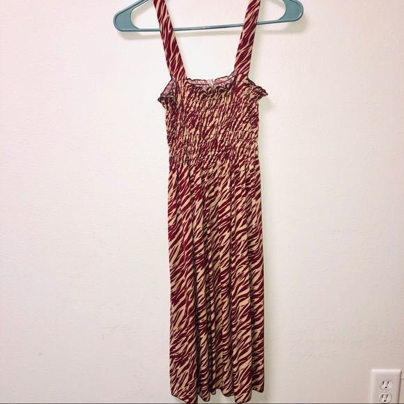 Dresses & Skirts - Flattering Midi Dress 🥀